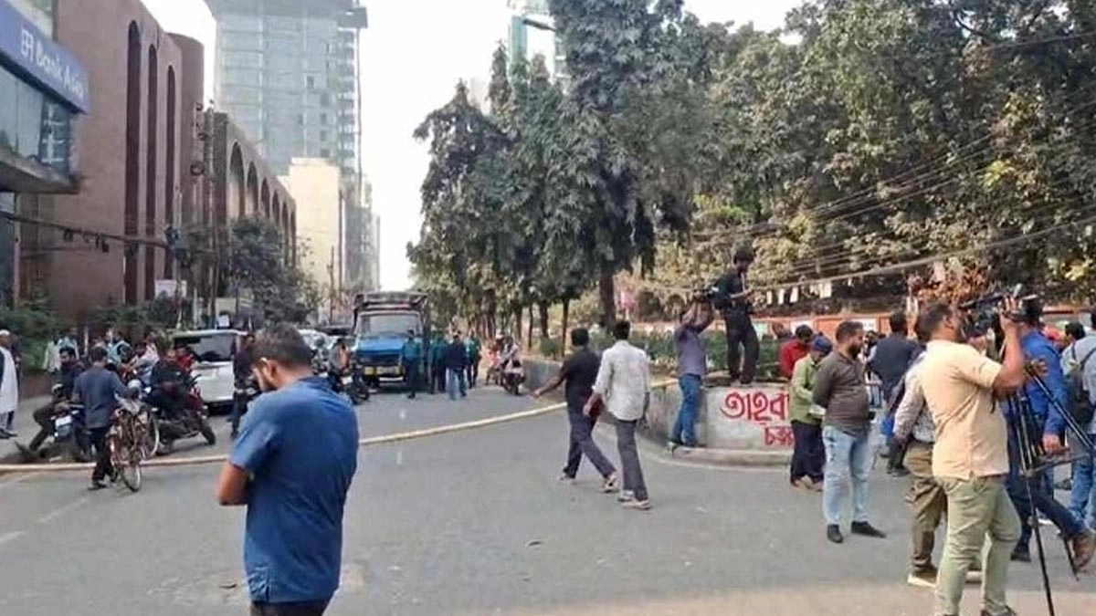 গুলশান-মহাখালী সড়কে বাঁশ ফেলে তিতুমীরের শিক্ষার্থীদের অবরোধ