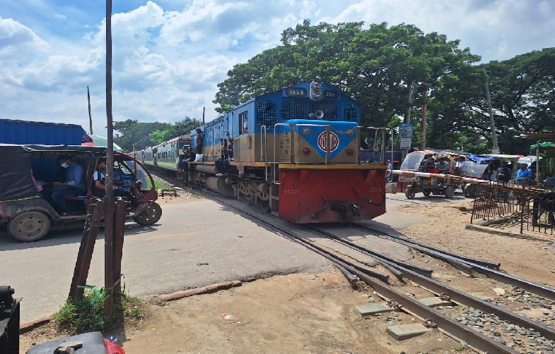 উত্তরার অরক্ষিত রেলক্রসিংগুলো যেন মরণ ফাঁদ