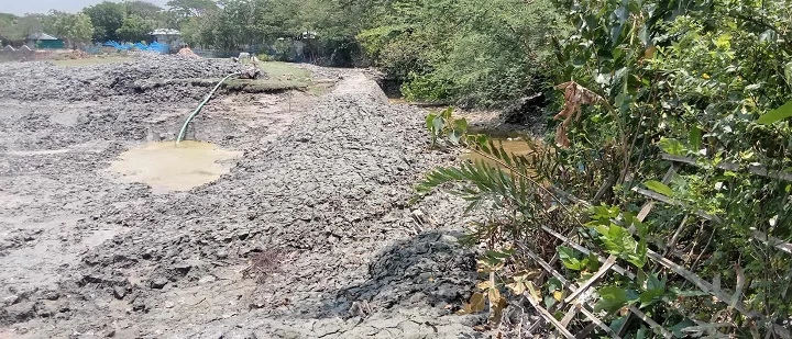 পাইকগাছায় ২১ বছর পর ৫৫টি পরিবারের জন্য রাস্তা নির্মাণ