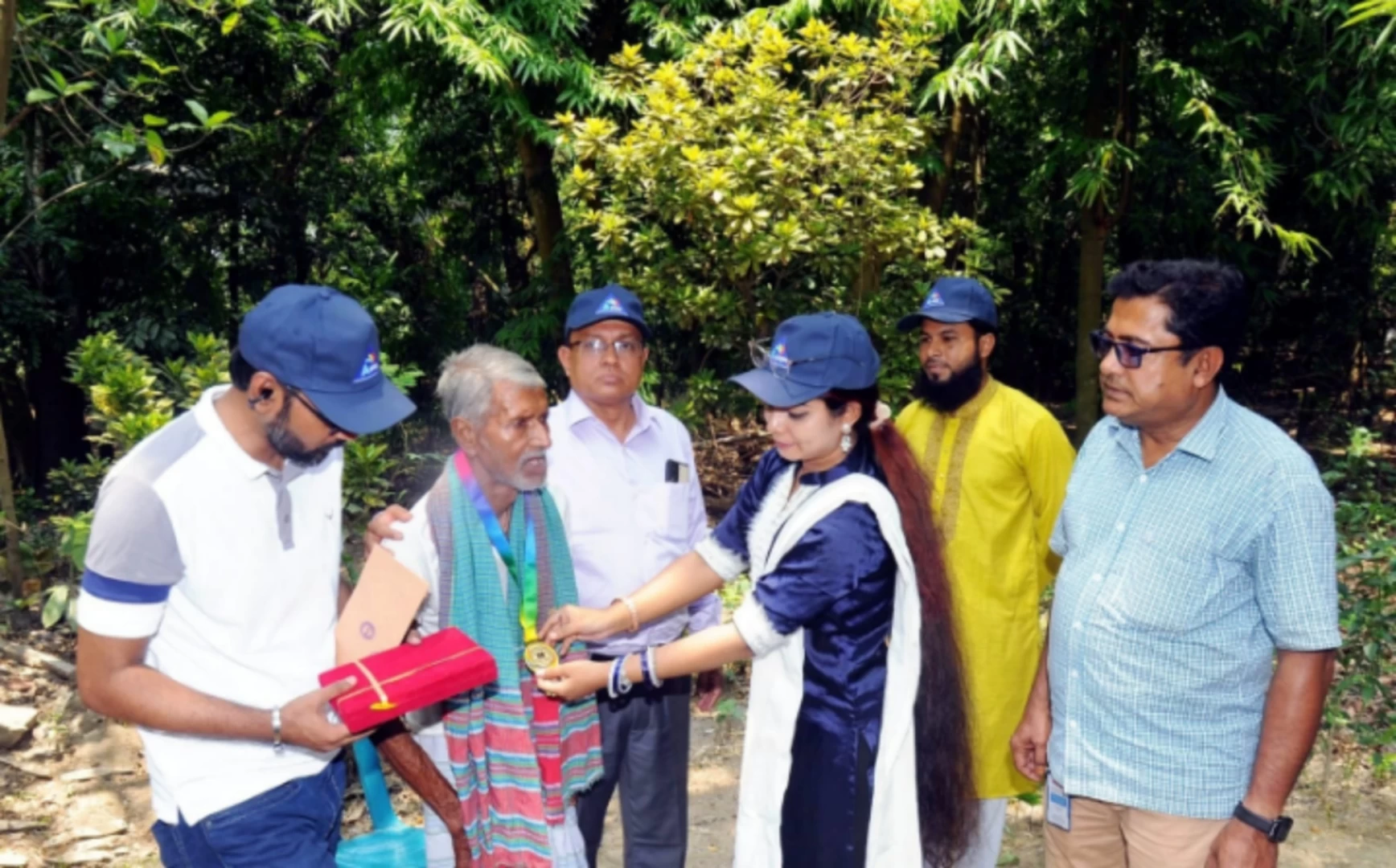 অ্যাপসের প্রতিষ্ঠাবার্ষিকীতে পাখিবন্ধু পদক পেলেন আকাশ কালি দাস