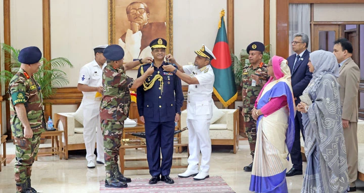 বিমানবাহিনীর নতুন প্রধানকে পরানো হলো র‌্যাংক-ব্যাজ