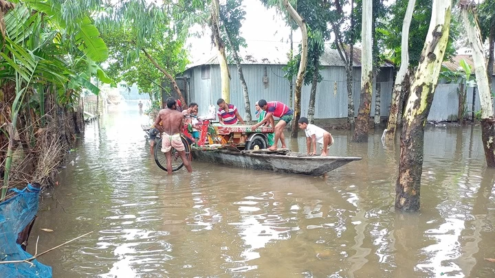 নির্ঘুম রাত কাটছে নদীপাড়ের বাসিন্দাদের