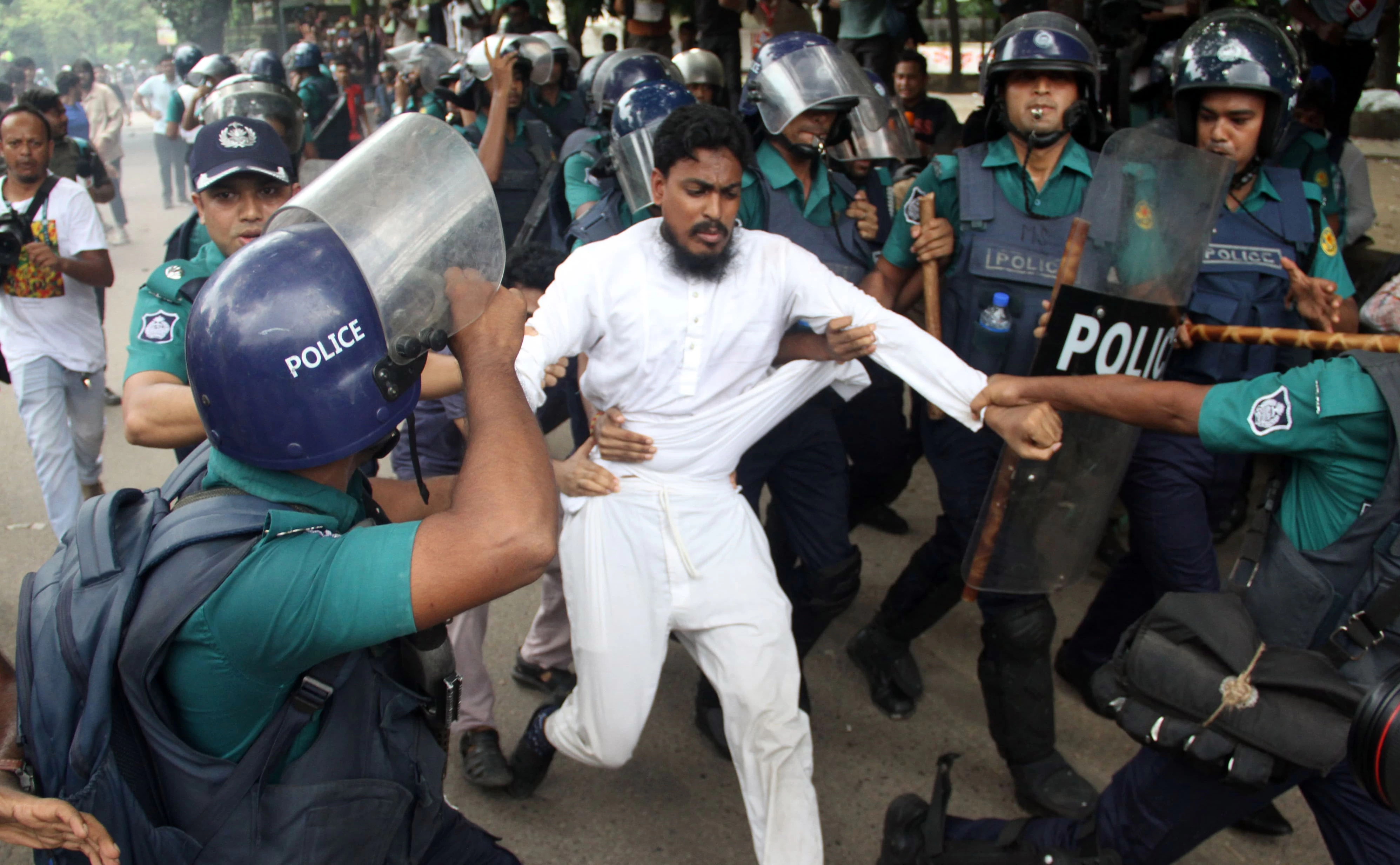 টিএসসিতে পুলিশের সাউন্ড গ্রেনেড বিস্ফোরণ