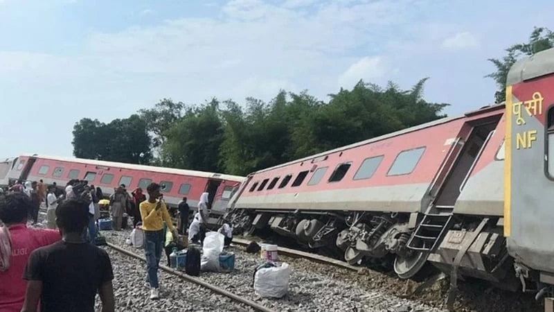 উত্তরপ্রদেশে ভয়াবহ ট্রেন দুর্ঘটনা, লাইনচ্যুত ১২ বগি